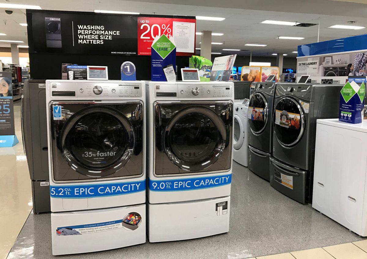 Máy giặt Kenmore được bày bán bên trong một cửa hàng bách hóa Sears ở La Jolla, California, vào ngày 22/03/2017. (Ảnh: Mike Blake/Reuters)