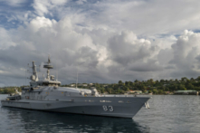 Tuần tra hạm Lớp Armidale, HMAS Armidale tuần tra bờ biển Honiara, Quần đảo Solomon vào ngày 04/12/2021. (Ảnh: CPL Brodie Cross/ADF)