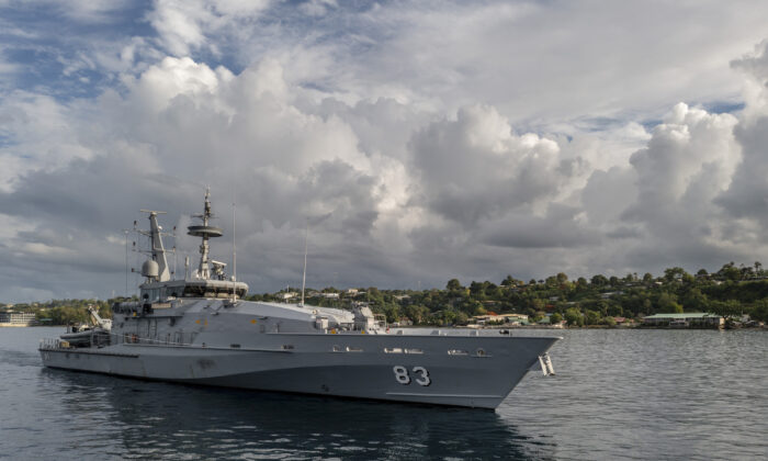Tuần tra hạm Lớp Armidale, HMAS Armidale tuần tra bờ biển Honiara, Quần đảo Solomon vào ngày 04/12/2021. (Ảnh: CPL Brodie Cross/ADF)