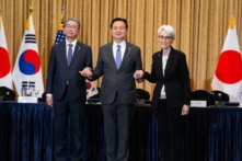 Thứ trưởng Ngoại giao Nhật Bản Takeo Mori, Thứ trưởng Ngoại giao thứ Nhất của Nam Hàn Cho Hyun-dong và Thứ trưởng Ngoại giao Hoa Kỳ Wendy Sherman chụp ảnh trước thềm cuộc gặp tại Bộ Ngoại giao ở Seoul, Nam Hàn, hôm 08/06/2022. (Ảnh: Jeon Heon-Kyun/Pool qua Reuters)