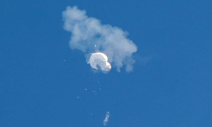 Một khinh khí cầu do thám của Trung Quốc trôi ra biển sau khi bị bắn rơi ngoài khơi bờ biển South Carolina, hôm 04/02/2023. (Ảnh: Randall Hill/Reuters)