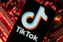 Một chiếc điện thoại thông minh có logo TikTok hiển thị được đặt trên bo mạch chủ của máy điện toán trong hình minh họa này được chụp hôm 23/02/2023. (Ảnh: Dado Ruvic/Reuters)