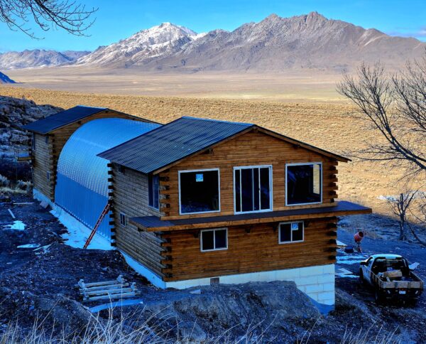 Nhà trú ẩn Viking Lodge mới đang được xây dựng tại Fortitude Ranch Nevada hôm 02/03/2023. (Ảnh: Allan Stein/The Epoch Times)