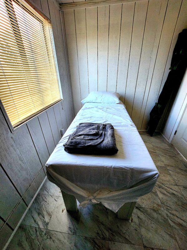 Phòng khám y tế tại Fortitude Ranch Nevada gồm một chiếc giường đơn hôm 02/03/2023. (Ảnh: Allan Stein/The Epoch Times)