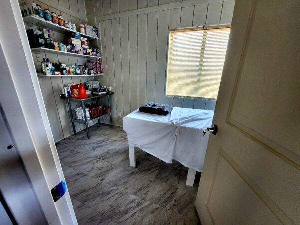 Phòng khám y tế được dự trữ đầy đủ tại Fortitude Ranch Nevada hôm 02/03/2023. (Ảnh: Allan Stein/The Epoch Times)