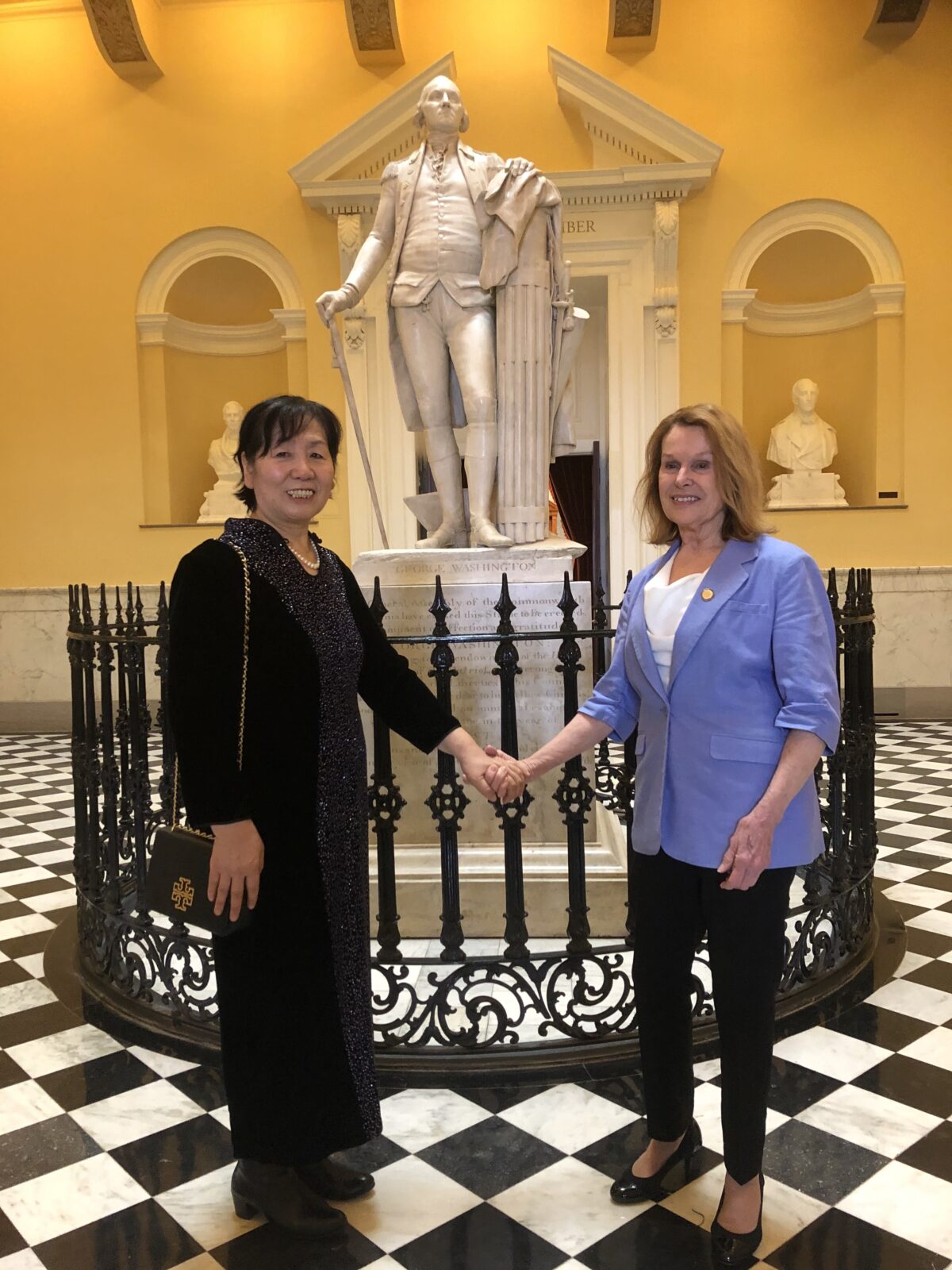 Bà Vương Xuân Ngạn (trái) cùng Dân biểu tiểu bang Virginia Kaye Kory (Dân Chủ-Fairfax) tại Vòm Rotunda của Tòa nhà Lập pháp Tiểu bang ở Richmond, Virginia, hôm 23/02/2023. (Ảnh: Đăng dưới sự cho phép của bà Vương Xuân Ngạn)