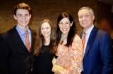 Gia đình Crane, (Trái-phải) anh em Keaton và Riley, bà Rochenda (Trái), và ông Brent Crane - Dân biểu tiểu bang thưởng lãm Nghệ thuật Biểu diễn Shen Yun tại Trung tâm Nghệ thuật Biểu diễn Morrison ở Boise, Idaho, hôm 18/02/2023. (Ảnh: Lily Yu /The Epoch Times)