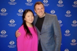 Cô Sharon Lee và ông Marcus Scholtes thưởng thức chương trình Nghệ thuật Biểu diễn Shen Yun tại Phòng hòa nhạc FirstOntario ở Hamilton, Canada hôm 21/03/2023. (Ảnh: NTD)
