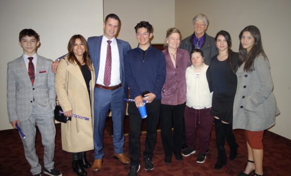 Ông David Murchison (phía sau, thứ 3 từ phải qua) cùng gia đình thưởng thức Nghệ thuật Biểu diễn Shen Yun tại Nhà hát William Saroyan hôm 28/01/2023. (Ảnh: Lily Yu/The Epoch Times)