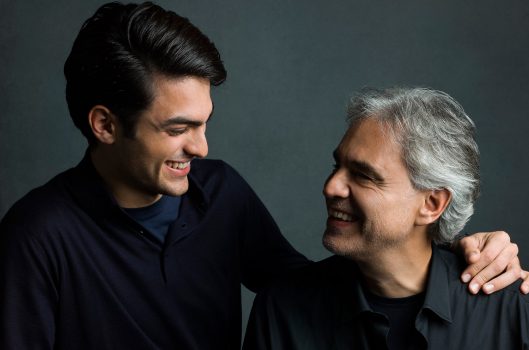 Anh Matteo Bocelli (bên trái) và cha anh, nam ca sĩ Andrea Bocelli, song ca trong album “Sì.” (Ảnh: Mark Seliger/Decca Records)
