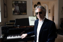 Danh ca Andrea Bocelli bên cạnh chiếc đàn dương cầm tại tư gia của ông, vào ngày 16/02/2016. (Ảnh: Massimo Sestini)