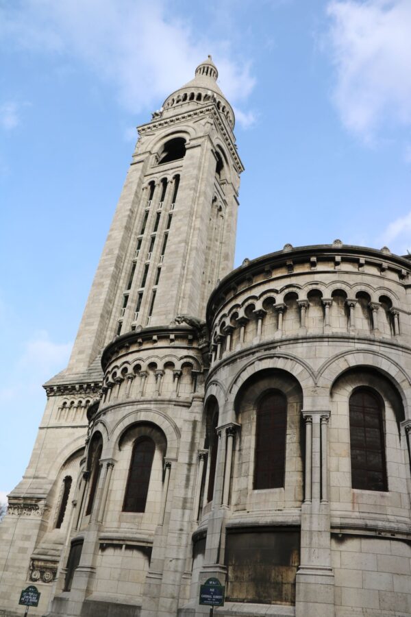 Trên đỉnh của mái vòm là một tháp chuông, được hoàn thành vào năm 1912. Tháp chuông này có treo quả chuông lớn nhất Pháp quốc, tên gọi là “Savoyarde.” Quả chuông này nặng 19 tấn, nặng hơn quả chuông Big Ben của London. (Ảnh: Boris Edelmann/Shutterstock)