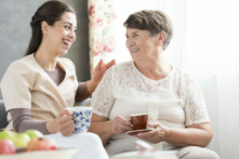 Các nghiên cứu đã chỉ ra uống trà có thể ức chế lão hóa não và cải thiện rối loạn chức năng nhận thức một cách hiệu quả. (Ảnh: Shutterstock)