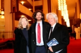 Ông John và bà Kathryn Locke cùng với con trai John Edgar tham dự Nghệ thuật Biểu diễn Shen Yun tại Nhà hát Opera Trung tâm Kennedy hôm 28/01/2023 (Ảnh: Jenny Jing/The Epoch Times)