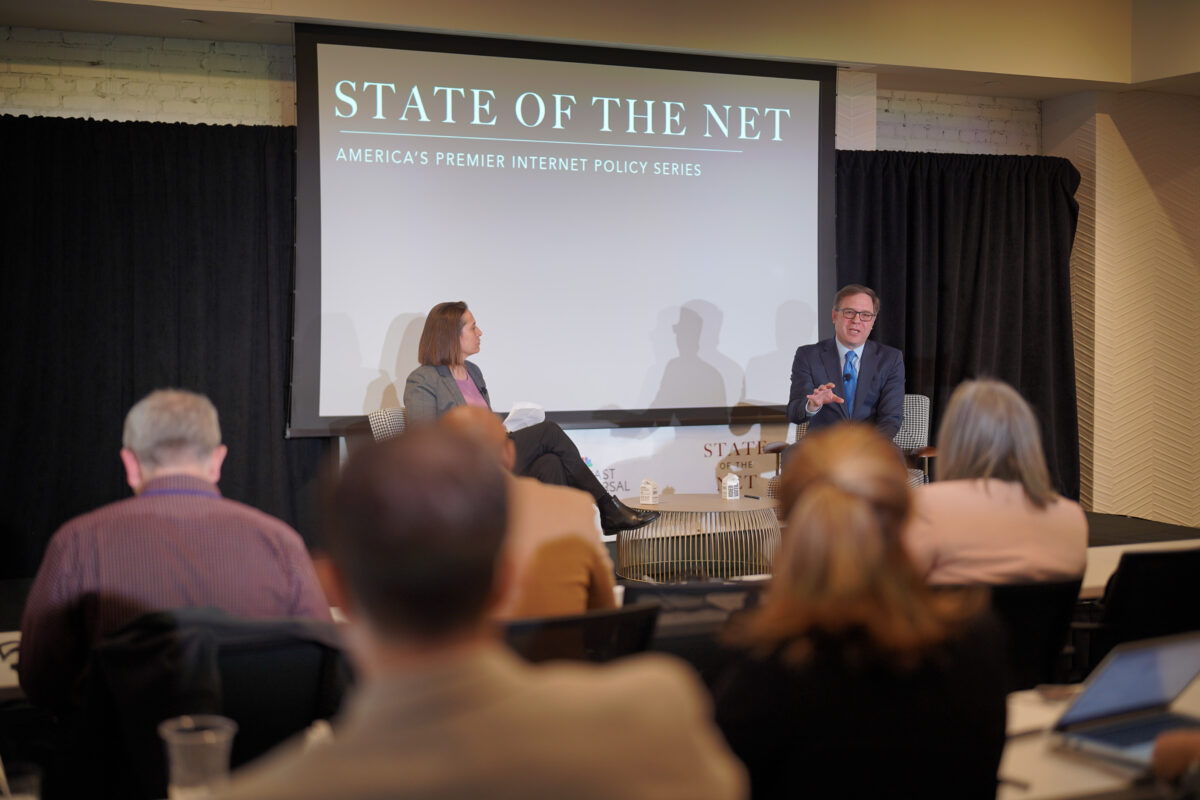 Cục trưởng Cục Quản lý Thông tin và Viễn thông Quốc gia Alan Davidson trình bày tại hội nghị State of the Net 2023 hôm 03/03/2023. (Ảnh: Đăng dưới sự cho phép của Tổ chức Giáo dục Internet)