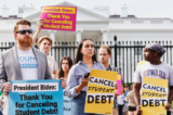 Những người có khoản nợ sinh viên tổ chức một cuộc biểu tình trước Tòa Bạch Ốc để ăn mừng ý định hủy bỏ nợ sinh viên của Tổng thống Joe Biden, một quyết định mà sau đó đã bị Tối cao Pháp viện chặn, vào hôm 24/08/2022. (Ảnh: Paul Morigi/Getty Images for We the 45m)