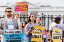 Những người có khoản nợ sinh viên tổ chức một cuộc biểu tình trước Tòa Bạch Ốc để ăn mừng ý định hủy bỏ nợ sinh viên của Tổng thống Joe Biden, một quyết định mà sau đó đã bị Tối cao Pháp viện chặn, vào hôm 24/08/2022. (Ảnh: Paul Morigi/Getty Images for We the 45m)