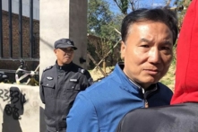 Phó trưởng Thị trấn Tây Hồng Môn (mặc áo khoác xanh dương nhạt) dẫn đầu đội phá dỡ để tiến hành phá dỡ khu xưởng sản xuất của ông Quách Khôn Bằng ở Bắc Kinh, vào ngày 30/09/2018. (Ảnh: Do ông Quách Khôn Bằng cung cấp)