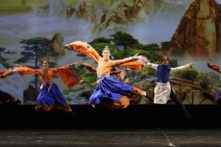 Nghệ sĩ múa Jisung Kim (Kim Chí Thành, ở giữa) trong vở vũ kịch “A Passage of Time” (Một Hành Trình Của Thời Gian) trong chuyến lưu diễn năm 2017 của Nghệ thuật Biểu diễn Shen Yun. (Ảnh: Nghệ thuật Biểu diễn Shen Yun)