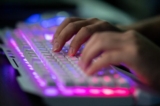 Một thành viên của nhóm xâm nhập dữ liệu Liên minh Tin tặc Đỏ (Red Hacker Alliance) sử dụng máy điện toán tại văn phòng của nhóm này ở Đông Quan, tỉnh Quảng Đông, Trung Quốc, vào ngày 04/08/2020. (Ảnh: Nicolas Asfouri/AFP qua Getty Images)
