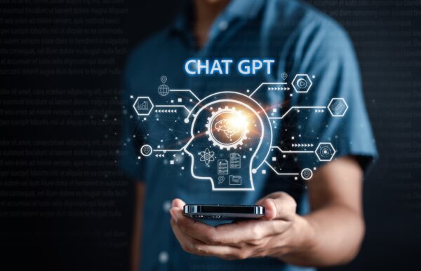 Doanh nhân sử dụng một chương trình chatbot trong AI thông minh trên điện thoại di động. Chat GPT cùng với Trí tuệ nhân tạo AI, do công ty OpenAI phát triển. Công nghệ tương lai, một robot trong một hệ thống trực tuyến. (Ảnh: Shutterstock)