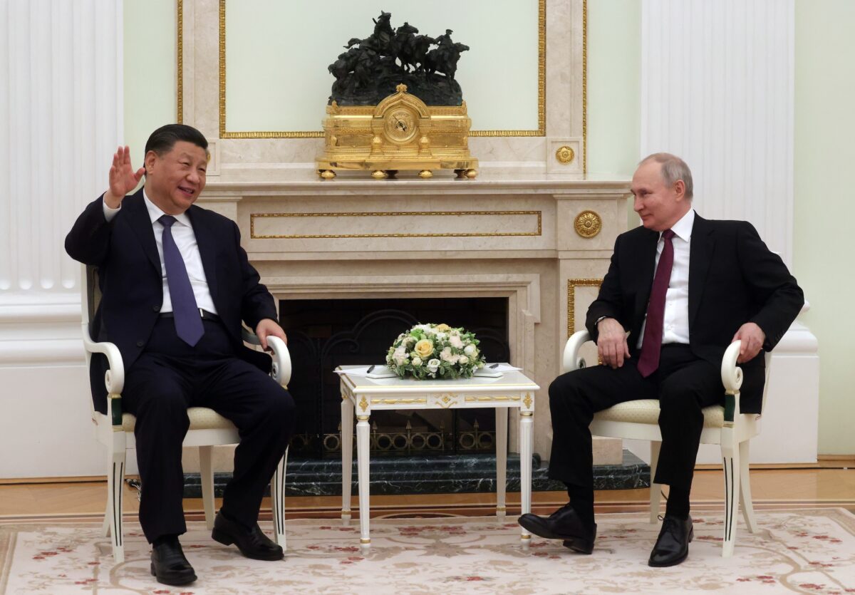 Chủ tịch Trung Quốc Tập Cận Bình ra hiệu khi hội đàm với Tổng thống Nga Vladimir Putin trong cuộc gặp của họ tại Điện Kremlin ở Moscow hôm 20/03/2023. (Ảnh: Sergei Karpukhin, Sputnik, Kremlin Pool Photo via AP)