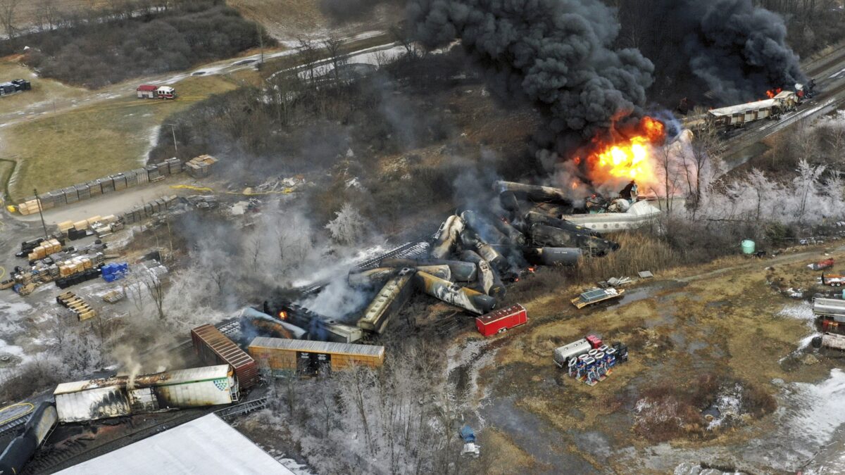 Các phần của một chuyến xe lửa chở hàng Norfolk Southern bị trật đường rầy hôm 03/02 ở làng East Palestine, Ohio, vẫn đang bốc cháy vào giữa ngày, hôm 04/02/2023. (Ảnh: Gene J. Puskar/AP Photo)
