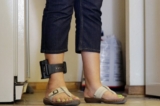 Một người nhập cư từ Honduras nhập cảnh trái phép đang đeo một thiết bị theo dõi trên cổ chân tại một nơi trú ẩn ở San Antonio vào thứ Hai, ngày 27/07/2015. (Ảnh: AP Photo/Eric Gay)