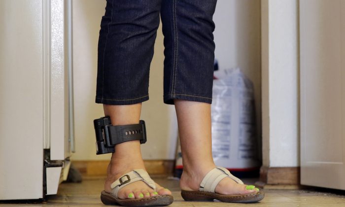 Một người nhập cư từ Honduras nhập cảnh trái phép đang đeo một thiết bị theo dõi trên cổ chân tại một nơi trú ẩn ở San Antonio vào thứ Hai, ngày 27/07/2015. (Ảnh: AP Photo/Eric Gay)