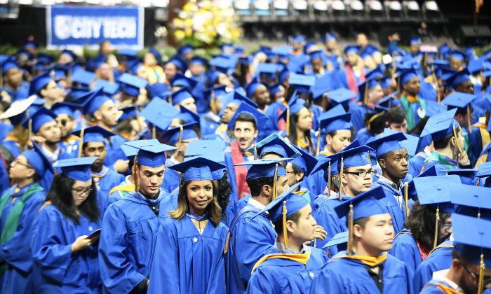 Báo cáo: Ngày càng có nhiều người Mỹ không theo học đại học