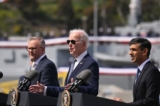 Tổng thống Hoa Kỳ Joe Biden (giữa) nói chuyện cùng với Thủ tướng Anh Rishi Sunak (phải) và Thủ tướng Úc Anthony Albanese (trái) tại một cuộc họp báo trong hội nghị thượng đỉnh AUKUS tại Căn cứ Hải quân Point Loma ở San Diego, California, hôm 13/03/2023. (Ảnh: Jim Watson/AFP qua Getty Images)