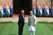 Thủ tướng Ấn Độ Narendra Modi (phải) bắt tay với Thủ tướng Úc Anthony Albanese trước cuộc gặp tại Hyderabad House ở New Delhi, hôm 10/03/2023. (Ảnh: Money Sharma/AFP qua Getty Images)