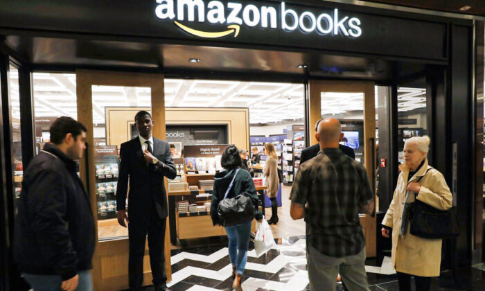 Người dân vào cửa hàng Amazon Books ở thành phố New York vào ngày 25/05/2017. (Ảnh: Spencer Platt/Getty Images)