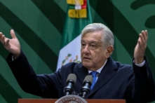 Tổng thống Mexico Andres Manuel Lopez Obrador biểu lộ cử chỉ trong một cuộc họp báo ở Thành phố Mexico hôm 20/01/2023. (Ảnh: Alfredo Estrella/AFP qua Getty Images)