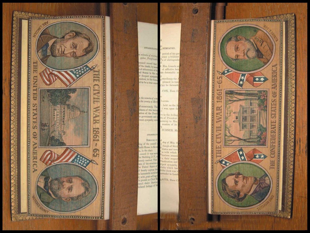 Một chiếc bàn kẹp giữ quyển sách “The Assassination of Abraham Lincoln: A Tribute of the Nations” (Vụ Ám Sát Tổng Thống Abraham Lincoln: Một Sự Tưởng Nhớ của Các Quốc Gia), xuất bản năm 1867. Đây là một ví dụ về các bức tranh mép sách đôi được chẻ ra, trong đó một quyển sách lớn được chia làm hai nửa và vẽ lên. (Ảnh: Foredgefrost)
