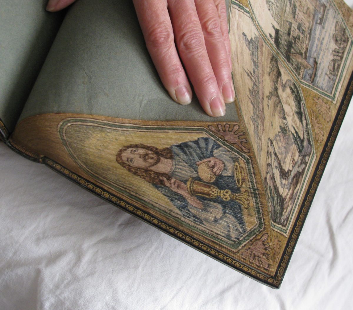 Những bức tranh ẩn trên mép sách của những quyển Kinh Thánh là một công việc thường xuyên của họa sĩ Martin Frost. (Ảnh: Foredgefrost)