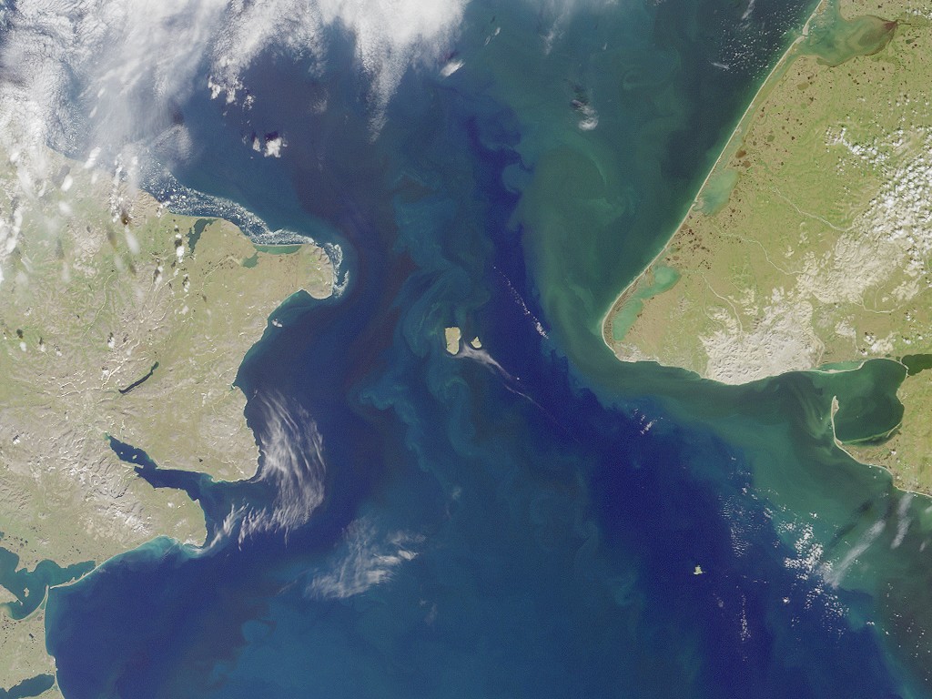 Ở giữa bức hình này là các Đảo Lớn Diomede và các Đảo Nhỏ Diomede ở Biển Bering, với phần phía đông thuộc Nga ở bên trái và phần phía tây thuộc Hoa Kỳ ở bên phải. (Ảnh: Tài sản công)