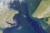 Ở giữa của bức hình này là các Đảo Lớn Diomede và các Đảo Nhỏ Diomede ở Biển Bering, với phần phía đông thuộc Nga ở bên trái và phần phía tây thuộc Hoa Kỳ ở bên phải. (Ảnh: Tài sản công)
