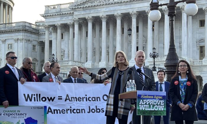 Các thượng nghị sĩ Đảng Cộng Hòa của Alaska Lisa Murkowski, Dan Sullivan và Dân biểu Đảng Dân Chủ Mary Peltola đứng cùng nhau trước một nhóm người dân Alaska đã đi hơn 4,000 dặm (khoảng 6,400 km) đến Hoa Thịnh Đốn, hôm 01/03/2023. (Ảnh: Madalina Vasiliu/The Epoch Times)