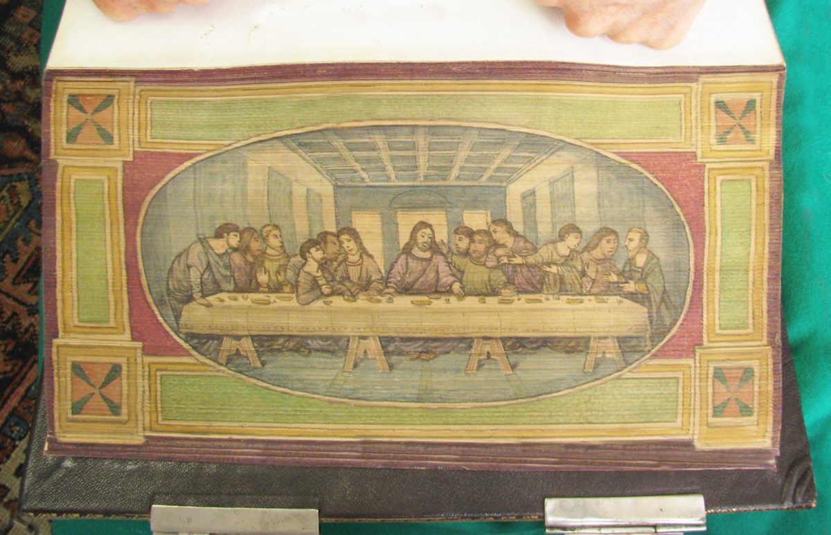Bức tranh của ông Martin Frost vẽ tác phẩm “The Last Supper” (Bữa Tối Cuối Cùng) của danh họa Leonardo da Vinci là một lựa chọn phổ biến cho những mép sách của các quyển Kinh Thánh và những sách cầu nguyện. (Ảnh: Foredgefrost)