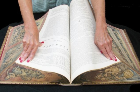 Tranh ẩn trên mép sách – loại hình nghệ thuật đang bị mai một