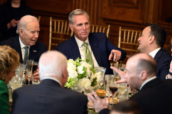 (Từ trái sang phải) Tổng thống Joe Biden, Chủ tịch Hạ viện Kevin McCarthy (Cộng Hòa-California), và Thủ tướng Ireland Leo Varadkar tham dự tiệc trưa thường niên Những Bằng hữu của Ireland vào Ngày Thánh Patrick tại Điện Capitol Hoa Kỳ ở Hoa Thịnh Đốn hôm 17/03/2023. (Ảnh: Andrew Caballero-Reynolds/AFP qua Getty Images)