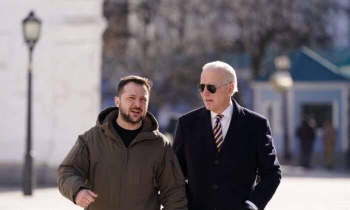Tổng thống Joe Biden (phải) sóng vai cùng Tổng thống Ukraine Volodymyr Zelensky (trái) khi ông đến thăm Kyiv, Ukraine, hôm 20/02/2023. (Ảnh: Dimitar Dilkoff/AFP/Getty Images)