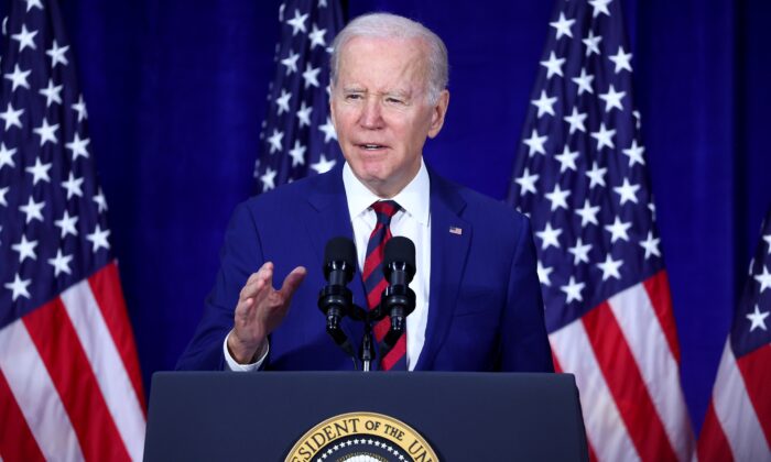 Tổng thống Joe Biden diễn thuyết tại Câu lạc bộ Nam Nữ của Thung lũng Tây San Gabriel ở Công viên Monterey, California, hôm 14/03/2023. (Ảnh: Mario Tama/Getty Images)