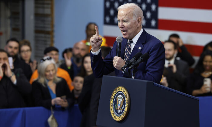 Tổng thống Joe Biden nói về đề xướng ngân sách liên bang cho tài khóa 2024 của ông trong một sự kiện tại Viện Thương mại Hoàn thiện ở Philadelphia, Pennsylvania, hôm 09/03/2023. (Ảnh: Chip Somodevilla/Getty Images)