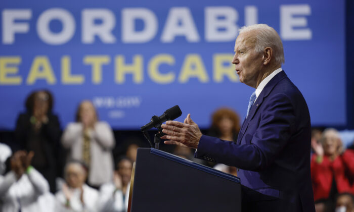 Tổng thống Joe Biden nói tại Trung tâm Giải trí Kempsville hôm 28/02/2023 ở Virginia Beach, Virginia. (Ảnh: Anna Moneymaker/Getty Images)