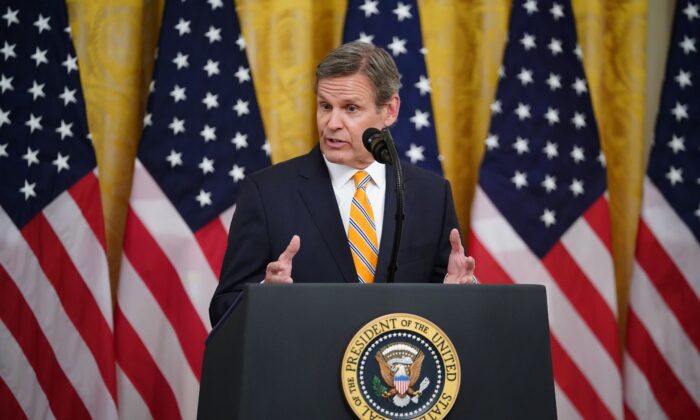 Thống đốc Tennessee Bill Lee tại Tòa Bạch Ốc vào ngày 30/04/2020. (Ảnh: Mandel Ngan/AFP qua Getty Images)