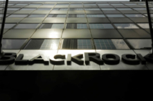 Một tấm biển cho BlackRock Inc. treo phía trên tòa nhà của họ ở New York hôm 16/07/2018. (Ảnh: Lucas Jackson/Reuters)