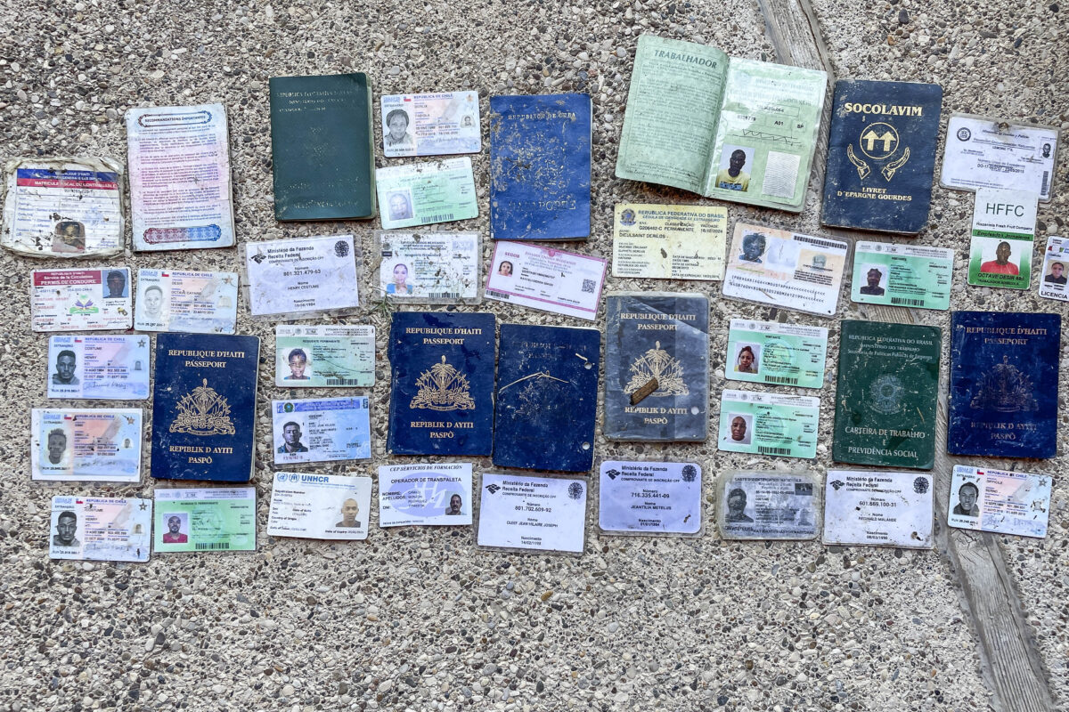 Các hộ chiếu, thị thực, và thẻ căn cước bị những người nhập cư bất hợp pháp vứt bỏ khi chuẩn bị băng qua sông Rio Grande để vào Hoa Kỳ ở Acuña, Mexico, vào ngày 25/07/2021. (Ảnh: Charlotte Cuthbertson/The Epoch Times)