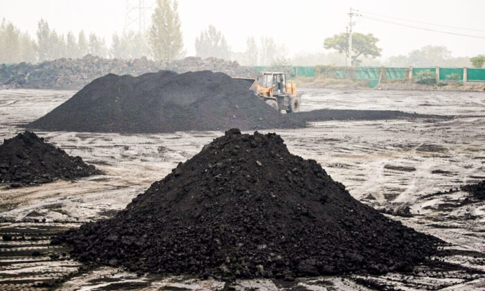 Một máy xúc sàng qua các đụn than chất lượng thấp gần một mỏ than ở Pingdingshan, tỉnh Hà Nam, Trung Quốc, vào ngày 05/11/2021. (Ảnh: Aly Song/Reuters)